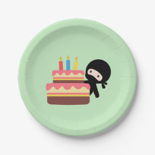 Kleines Ninja hinter Geburtstags-Kuchen-Grün Pappteller