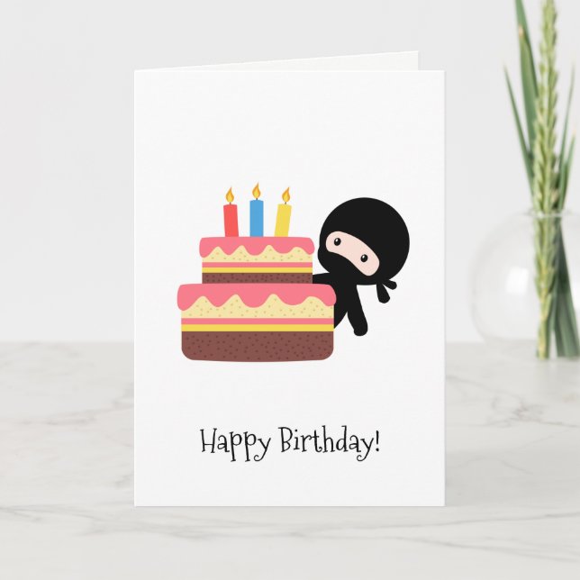 Kleines Ninja hinter Geburtstags-Kuchen Karte (Vorderseite)