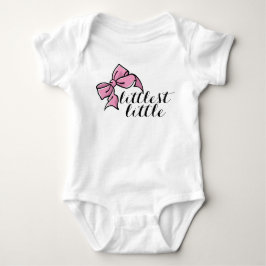 Kleines Outfit für kleine Mädchen mit rosa Bug Baby Strampler