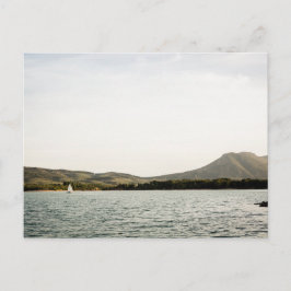 Kleines Schiff, das nachmittags auf einem See sege Postkarte