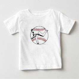 Kleinkind im Shirt ruffelt