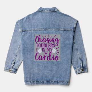 Kleinkind liebt Mama Jeansjacke