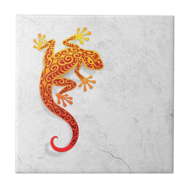 Kletternder roter Gecko auf einer weißen Wand Fliese (Vorderseite)