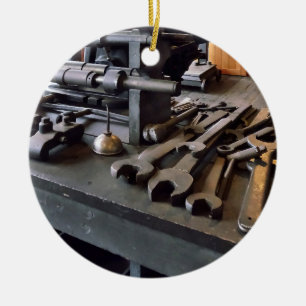 Klinge und Öldose im Maschinenladen Keramik Ornament