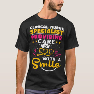 Klinische Fachkrankenschwester, die mit einem Läch T-Shirt