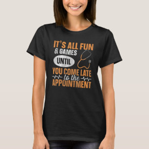 Klinische Rezeptionistin für eine Behandlung T-Shirt