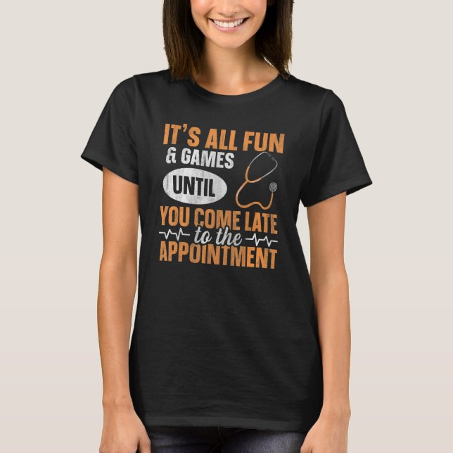 Klinische Rezeptionistin für eine Behandlung T-Shirt (Vorderseite)