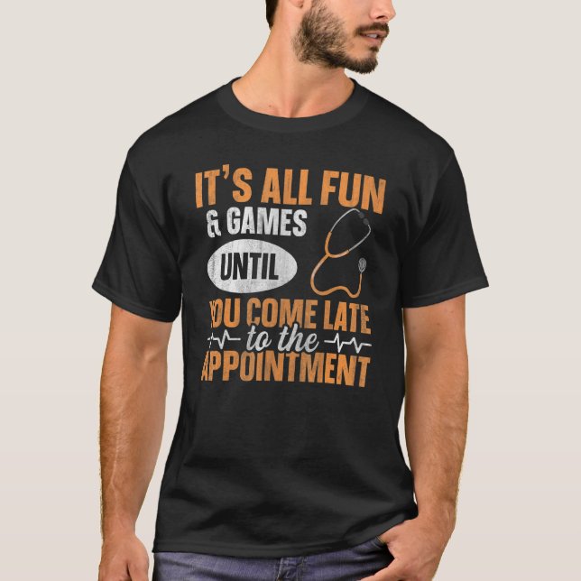 Klinische Rezeptionistin für eine Behandlung T-Shirt (Vorderseite)