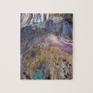 Klippen-Gesicht mit Wasserfall-und