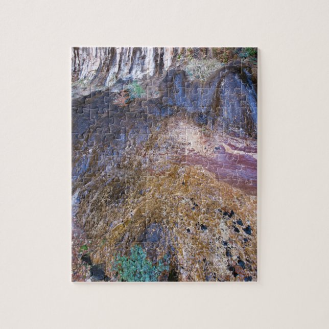 Klippen-Gesicht mit Wasserfall-und (Vertikal)