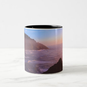 Klippen-Küstenansicht in Oregon am Sonnenuntergan Zweifarbige Tasse