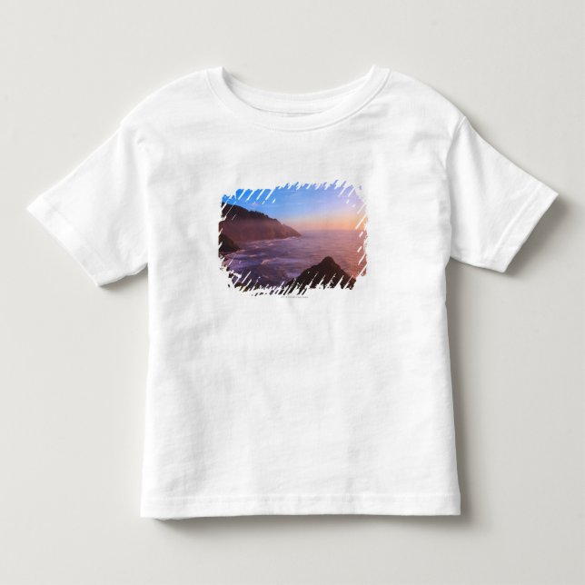 Klippen-Küstenansicht in Oregon am Sonnenuntergang Kleinkind T-shirt (Vorderseite)