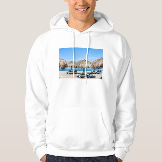 Klubsessel und Thatch-Regenschirme auf Strand Hoodie (Vorderseite)