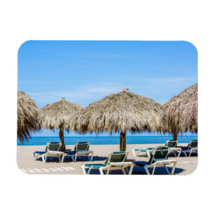 Klubsessel und Thatch-Regenschirme auf Strand Magnet