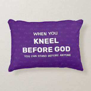 KNEEL pourpre AVANT QUE DIEU Prière Accent Coussin