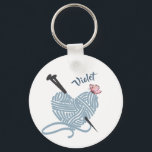 Knett und Garnelen Personalisiert Schlüsselanhänger<br><div class="desc">Personalisieren Sie diesen Schlüsselanhänger mit Ihrem Namen oder benutzerdefinierten Text. Das Design besteht aus einer herzförmigen Garnkugel mit Stricknadeln und einem kleinen Schmetterling. Der Schlüsselring hat eine Farbpalette aus Grau,  Rosa und Blau. Bitte stöbern Sie in unserem Shop für die Abstimmung und Koordination der Artikel.</div>