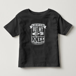 Knie-Operation-Austausch Alte Titanschenknie Kleinkind T-shirt
