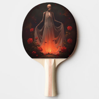 Knochenmädchen, das in einem Wald ein Hochzeitskle Tischtennis Schläger