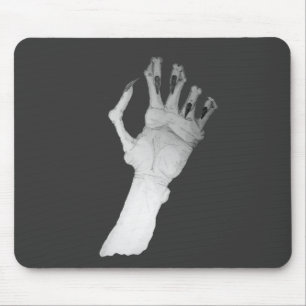 Knotige Hand des beängstigenden grauenhaften Mousepad