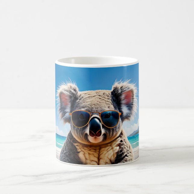 Koala an einem sandigen Strand  Kaffeetasse (Mittel)