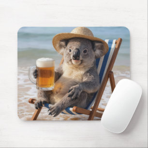 Koala-Bär mit einem Bier am Strand Mousepad