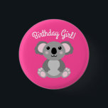 Koala Bear Niedlich Kid Birthday Girl Button<br><div class="desc">Adorable kuschelige Koalabären mit rosa machen ein vollkommenes Geburtstagsthema,  für ein Mädchen,  einen Jungen oder ein Kind,  das diese niedlichen australischen Koalabären Lieben! Ideal für tierliebende Kinder! Auch perfekt für den ersten Geburtstag eines Babys!</div>
