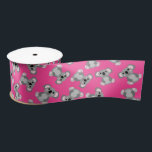 Koala Bear Niedlich Kid Birthday Party Satinband<br><div class="desc">Adorable kuschelige Koalabären mit rosa machen ein vollkommenes Geburtstagsthema,  für ein Mädchen,  einen Jungen oder ein Kind,  das diese niedlichen australischen Koalabären Lieben! Ideal für tierliebende Kinder! Auch perfekt für den ersten Geburtstag eines Babys!</div>