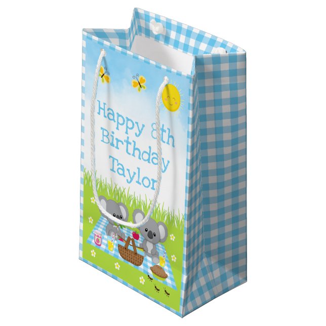 Koala Bears Picnic Blue Gingham Happy Birthday Kleine Geschenktüte (Vorderseite Schrägansicht)