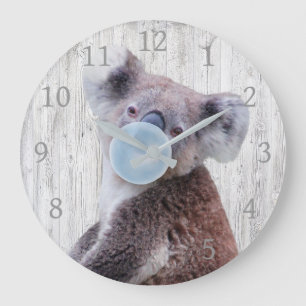 Koala bläst blaues Kaugummi Holzstruktur   Große Wanduhr