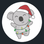 Koala Christmas Winter Animals Koalas Classic Roun Runder Aufkleber<br><div class="desc">Der Koala zu Weihnachten mit Feenlicht. Hübsche Tiere mit Geschenken und Schnee für den Urlaub. Ein süßes Weihnachtsgrüßen. Koalas sind niedliche Tiere und perfekt zu Weihnachten.</div>
