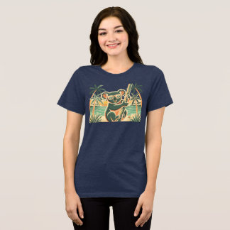 Koala entspannt am Strand – Tropische Sommerstimmu Tri-Blend Shirt