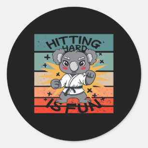 Koala Karate Martial Arts Cartoon Energetisch Humo Runder Aufkleber