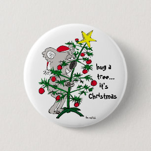 Koalabär, der einen Weihnachtsbaum umarmt Button