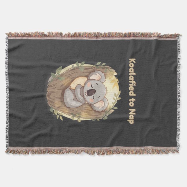 "Koalafied to Nap – Cute Sleepy Koala T-Shirt" Decke (Vorderseite)