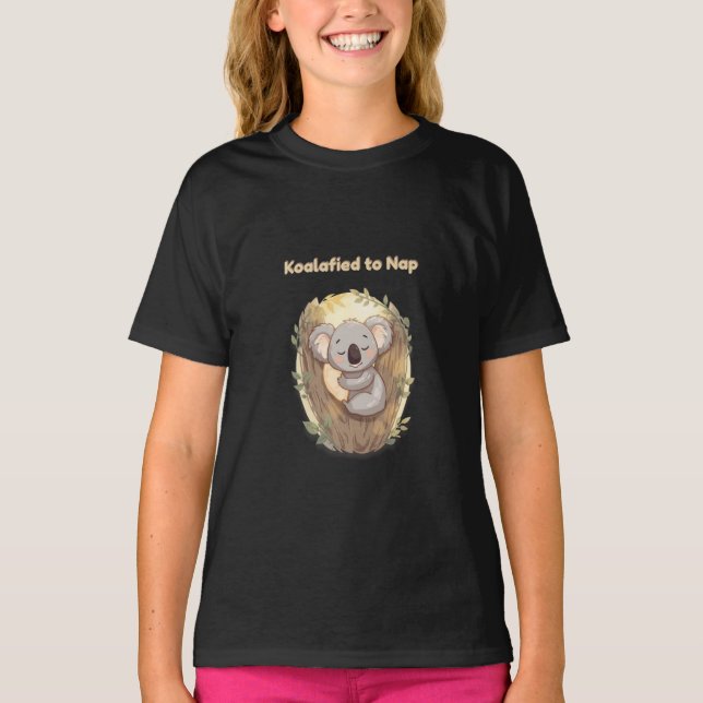 "Koalafied to Nap – Cute Sleepy Koala T-Shirt" T-Shirt (Vorderseite)