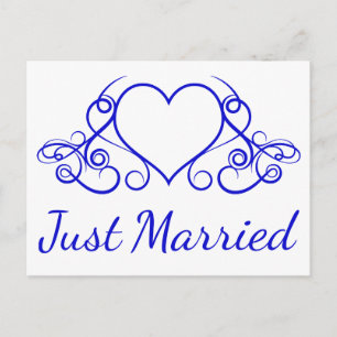 Kobaltblaues Just Married Hochzeitsblumenherz Ankündigungspostkarte