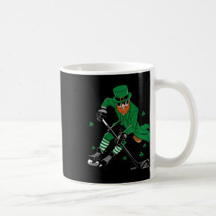 Kobold beim Hockey spielen St. Patricks Day Sport  Kaffeetasse