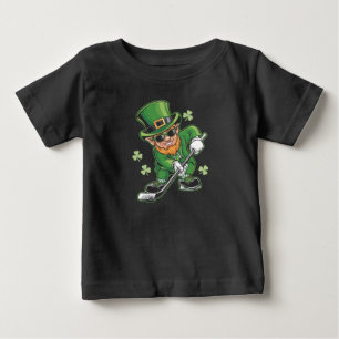 Kobold beim Hockeyspiel St. Patrick's Day Irisch Baby T-shirt