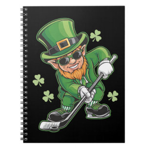 Kobold beim Hockeyspiel St. Patrick's Day Irisch Notizblock