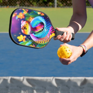 Kobraschlange mit leuchtend türkisfarbenem Rosa un Pickleball Schläger