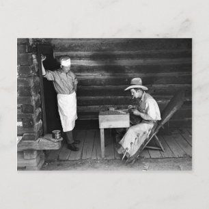 Koch beobachtet einen Cowboy beim Kartenspiel Postkarte