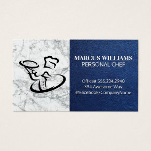 Koch, der Lebensmittel serviert Blauledermarmor