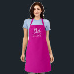 Koch Individuelle Name Modern Hot Pink Schürze<br><div class="desc">Personalisieren Sie diese moderne Koch-Schürze mit Ihrem Namen. Weiße Typografie auf heiß rosa Hintergrund.</div>