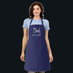 Koch Individuelle Name Moderne Navy Blau Schürze<br><div class="desc">Personalisieren Sie diese moderne Koch-Schürze mit Ihrem Namen. Weiße Typografie auf marineblarem Hintergrund.</div>