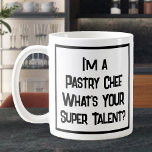 Koch Patisserie Super Talent. Tasse<br><div class="desc">Ein lustiger Slogan auf einer Tasse,  die sagt: "Ich bin ein Konditorei-Koch. Was ist DEIN super Talent?" Tasse für einen Konditorei-Koch. Schwarzweißtext.</div>