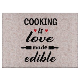 Kochen ist ein lustiger Slogan für Liebe Schneidebrett