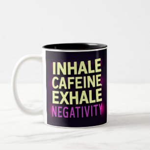 "Koffein einatmen, Exhale-Negativität" Zweifarbige Tasse