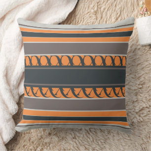 Kohle mit Orange Kissen