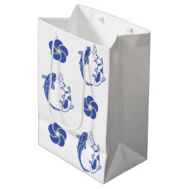 Koi Blossom Crest: Serene Blue Edition Mittlere Geschenktüte
