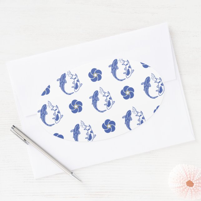 Koi Blossom Crest: Serene Blue Edition Ovaler Aufkleber (Umschlag)